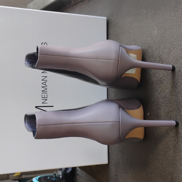 Neiman Marcus Palazzi Light Gray Leather Heeled Boots Size 7.5 Like New - Picture 7 of 7